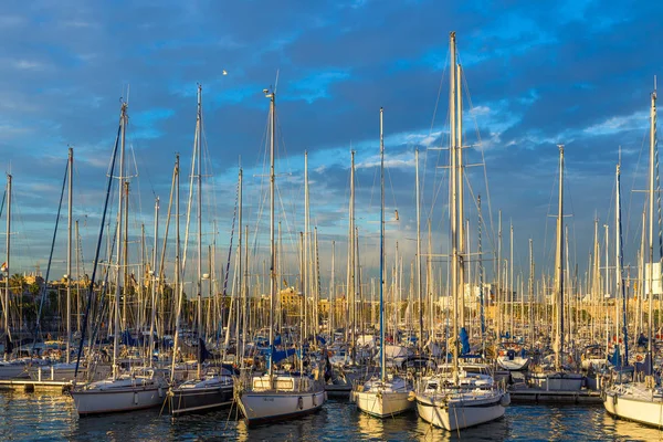 Iates exclusivos ancorados na marina ao pôr do sol, Barcelona, Espanha — Fotografia de Stock