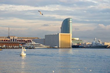 Rambla de Mar, İspanya geçitten hotel W Barcelona'nın görünümü.