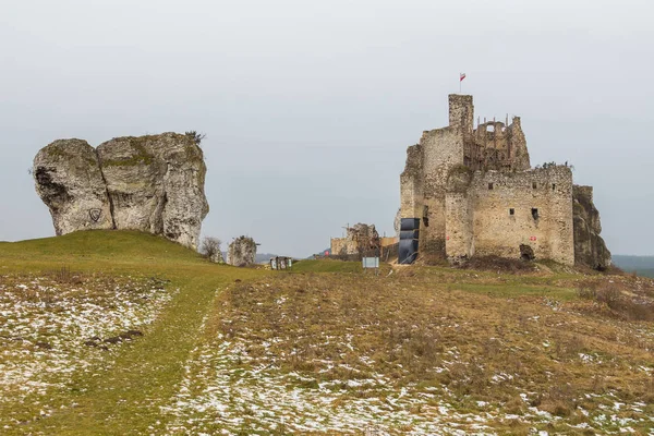 Las ruinas del castillo de Mirow, Mirow, Polonia . — Foto de Stock