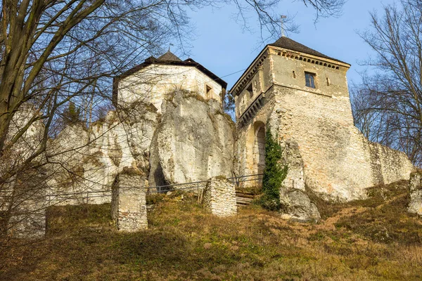 Uitzicht op de ruïnes van het kasteel, Ojcow, Polen. — Stockfoto
