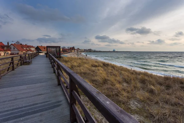 Houten pier op de duinen aan het strand in de stad hel, Polen — Stockfoto