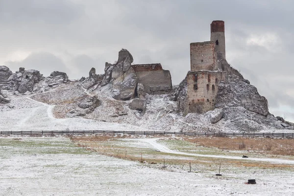 Pemandangan reruntuhan kastil, Olsztyn, Polandia . — Stok Foto