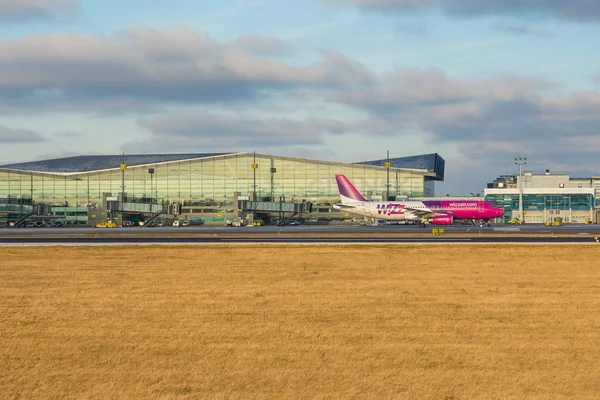 Самолет авиакомпании Wizzair взлетел в аэропорту польской Гданьска . — стоковое фото