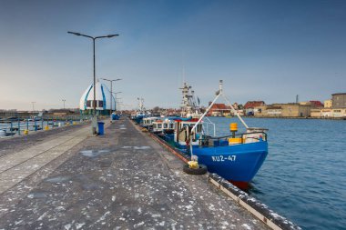 Kesiciler limanda demirlemiş. Hel Yarımadası üzerinde bulunan küçük bir kasaba, Polonya.