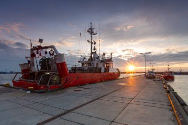 Kesiciler limanda demirlemiş. Hel Yarımadası üzerinde bulunan küçük bir kasaba, Polonya.