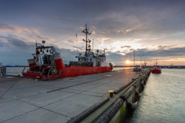 Kesiciler limanda demirlemiş. Hel Yarımadası üzerinde bulunan küçük bir kasaba, Polonya.