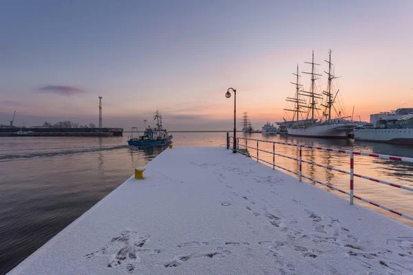 Vista dos navios atracados no cais da Pomerânia, Gdynia, Polónia . — Fotografia de Stock