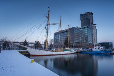 Demirli yelkenli gemi Zawisza Czarny görünümü, Gdynia, Polonya.