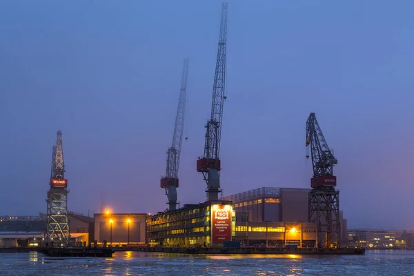 Zobacz na żurawie w Arctech Helsinki Shipyard, Helsinki, Finlandia. — Zdjęcie stockowe