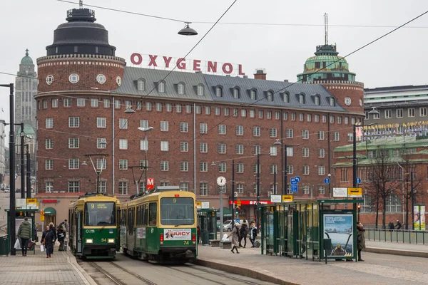 Tráfico en la calle Siltasaarenkatu, ciudad capital del centro, Helsinki, Finlandia . — Foto de Stock