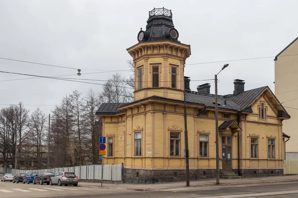 Stary drewniany, żółty budynek przy ulicy Castreninkatu, Helsinki, Finlandia. — Zdjęcie stockowe