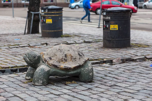 Schildpad standbeeld op een kasseien Hakariemen torikatu Street, Helsinki, Finland. — Stockfoto