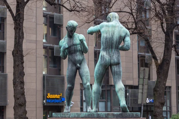 Das Boxerdenkmal, nyrkkeilijat in der Passivuorenktu Straße, Helsinki, Finnland. — Stockfoto