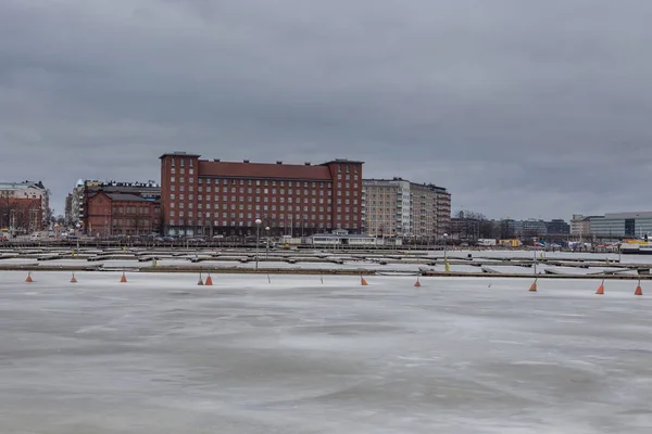 Pohled na jachtu a lodní přístav na zamrzlé zátoce, Helsinky, Finsko. — Stock fotografie