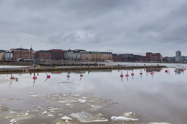 在冰冻海湾的游艇和船码头，赫尔辛基，芬兰的游艇和船码头的景色. — 图库照片