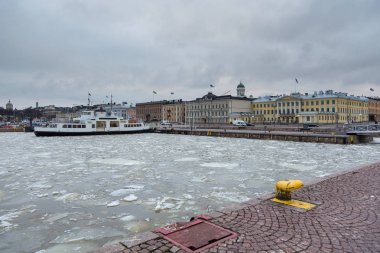 Donmuş koydaki yat limanının görünümü, Helsinki, Finlandiya.