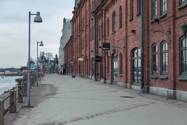 Veduta di vecchi edifici in mattoni rossi sul lungomare, Helsinki, Finlandia . — Foto Stock