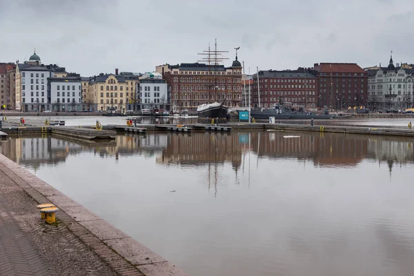 芬兰赫尔辛基海事处的帆船和军舰景观. — 图库照片