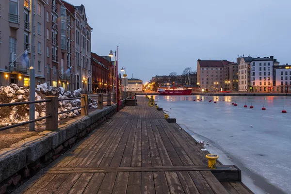 Dřevěná procházka podél ulice Kanavaranta v Helsinkách, Finsko. — Stock fotografie