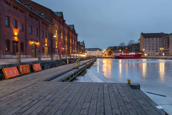 Pasarela de madera a lo largo de la calle Kanavaranta en Helsinki Marina., Finlandia . — Foto de Stock