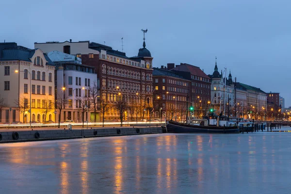 Vy över fartyg förtöjd vid Bay Quay, Helsingfors, Finland. — Stockfoto
