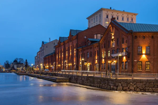 Kilátás a régi vörös tégla épületek a vízparton, Helsinki, Finnország. — Stock Fotó