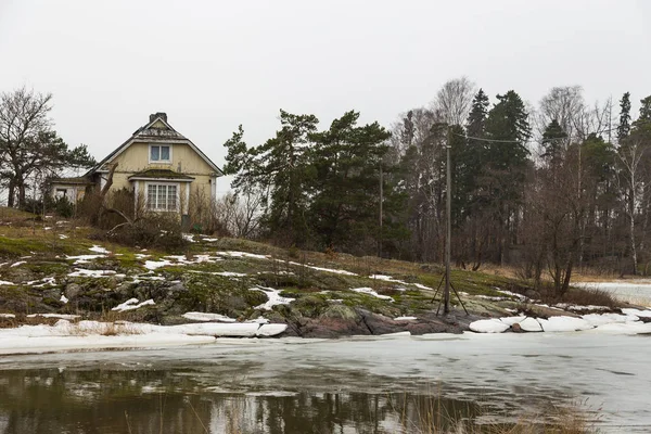 Деревянные дома на острове Сеурасаари, Хельсинки, Финляндия . — стоковое фото