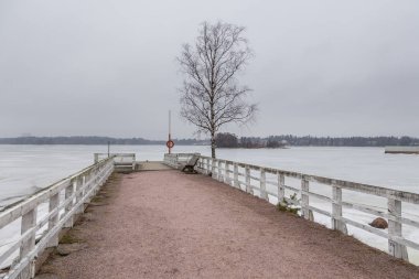 Seurasaari adasında küçük bir iskele, bulutlu, kış günü, Finlandiya.
