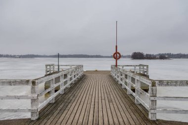 Seurasaari adasında küçük bir iskele, bulutlu, kış günü, Finlandiya.