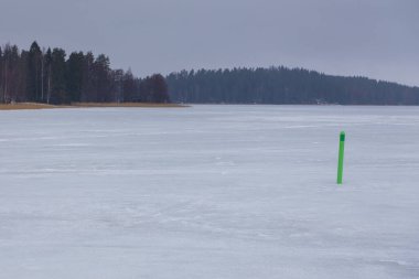 Hollola, Finlandiya 'daki donmuş Iso Tilijarvi Gölü manzarası.