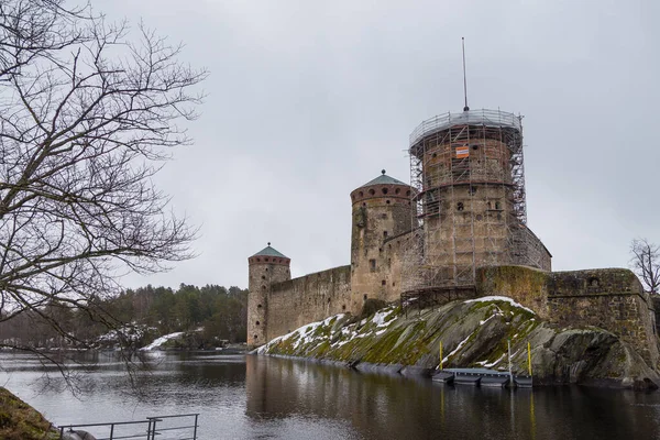 Vista de la Olavinlinna, castillo de tres torres del siglo XV, Savonlinna, Finlandia . —  Fotos de Stock