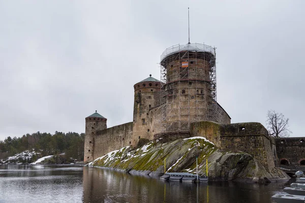 Vista de la Olavinlinna, castillo de tres torres del siglo XV, Savonlinna, Finlandia . —  Fotos de Stock