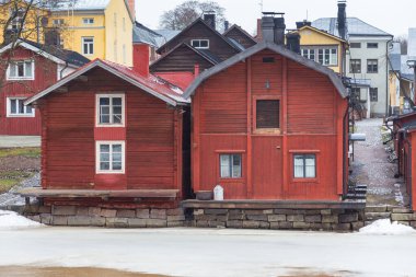 Tarihi eski ocher dergileri ve donmuş Porvoonjoki Nehri manzarası, Porvoo, Finlandiya.