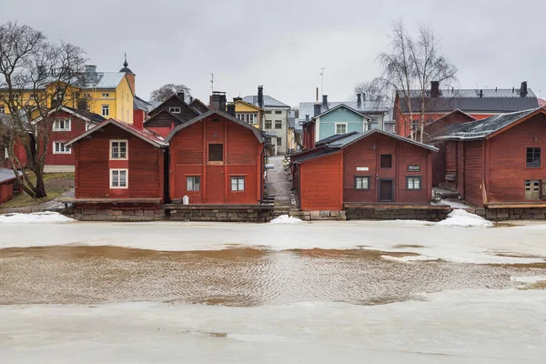 Veduta delle vecchie riviste di ocra storiche e del fiume Porvoonjoki ghiacciato, Porvoo, Finlandia . — Foto Stock