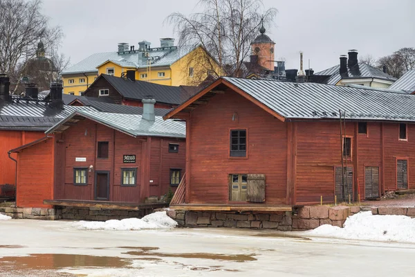 Vista das antigas revistas históricas e congeladas Porvoonjoki River, Porvoo, Finlândia . — Fotografia de Stock