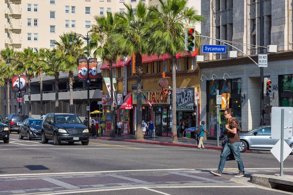 洛杉矶 Los Angeles Hollywood Usa June 2015 好莱坞大道的现代建筑和汽车 城市的电影区 — 图库照片