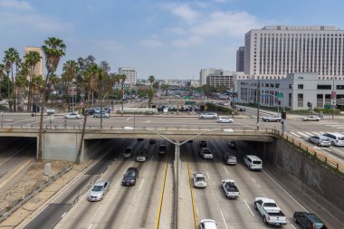 Los Angeles, Kaliforniya, ABD - 11 Haziran 2015: Şehir merkezindeki gökdelenlerin manzarası. Kentleşmiş manzara.