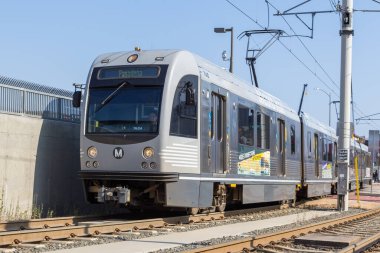Los Angeles, Kaliforniya, ABD - 11 Haziran 2015: Şehrin merkez bölgesinde çalışan şehir treni.