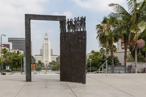 2015年6月11日 芸術的で彫刻された青銅製のドアを通して市庁舎の眺め — ストック写真