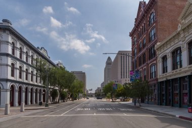 Los Angeles, Kaliforniya, ABD - 11 Haziran 2015: Ana Cadde boyunca modern, zarif şehir merkezi binaları. Arka planda Belediye Binası.
