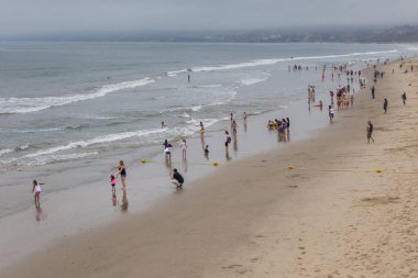 Santa Monica, Kaliforniya, ABD... 11 Haziran 2015: geniş Santa Monica Sahili 'ndeki insanlar. Pasifik Okyanusu.