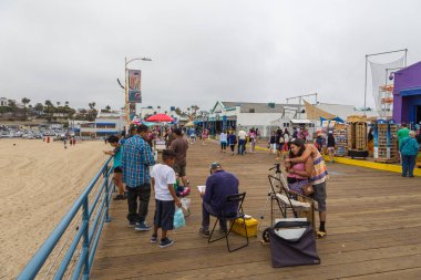 Santa Monica, Kaliforniya, ABD - 12 Haziran 2015: Santa Monica rıhtımındaki insanlar. Tatil köyünde alışveriş, restoran ve eğlence..