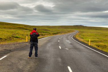 İzlanda 'da Pingvallavegur Yolu 36 numarada fotoğraf çeken bir adam..