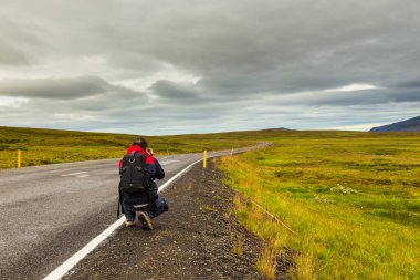 İzlanda 'da Pingvallavegur Yolu 36 numarada fotoğraf çeken bir adam..