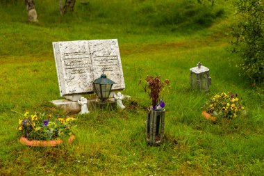 Thingvellir, İzlanda - 22 Ağustos 2015: Thingvellir Ulusal Parkı mezarlığındaki kitap şeklinde mezar.