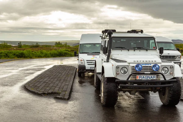 2015年8月22日 停放在Thingvellir Volcanic国家公园停车场的越野车 — 图库照片