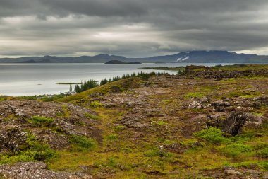 Thingvallavatn manzarası, İzlanda 'nın Thingvellir Ulusal Parkı' ndaki en büyük doğal göl..