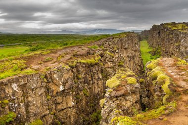 Orta Atlantik Sırtı 'nın tepesini ve Kuzey Amerika ile Avrasya tektonik plakaları arasındaki sınırı gösteren yarık vadisinin manzarası. Thingvellir Ulusal Parkı.