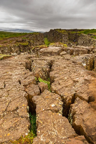 Orta Atlantik Sırtı 'nın tepesini ve Kuzey Amerika ile Avrasya tektonik plakaları arasındaki sınırı gösteren yarık vadisinin manzarası. Thingvellir Ulusal Parkı.