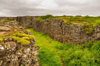 Orta Atlantik Sırtı 'nın tepesini ve Kuzey Amerika ile Avrasya tektonik plakaları arasındaki sınırı gösteren yarık vadisinin manzarası. Thingvellir Ulusal Parkı.